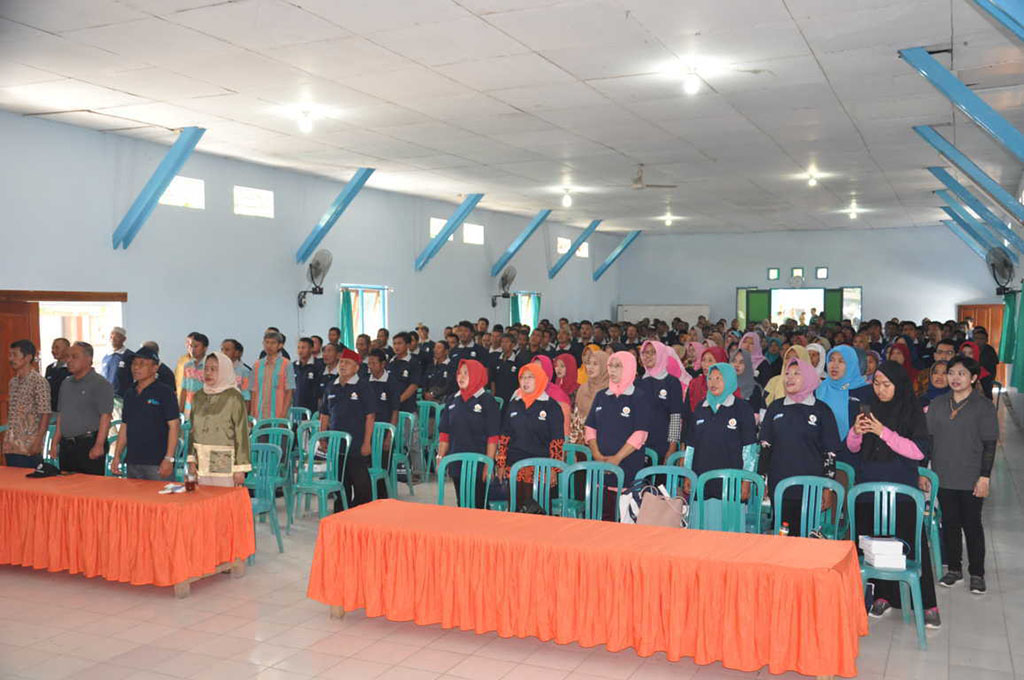 Menyanyikan Lagu Indonesia Raya
